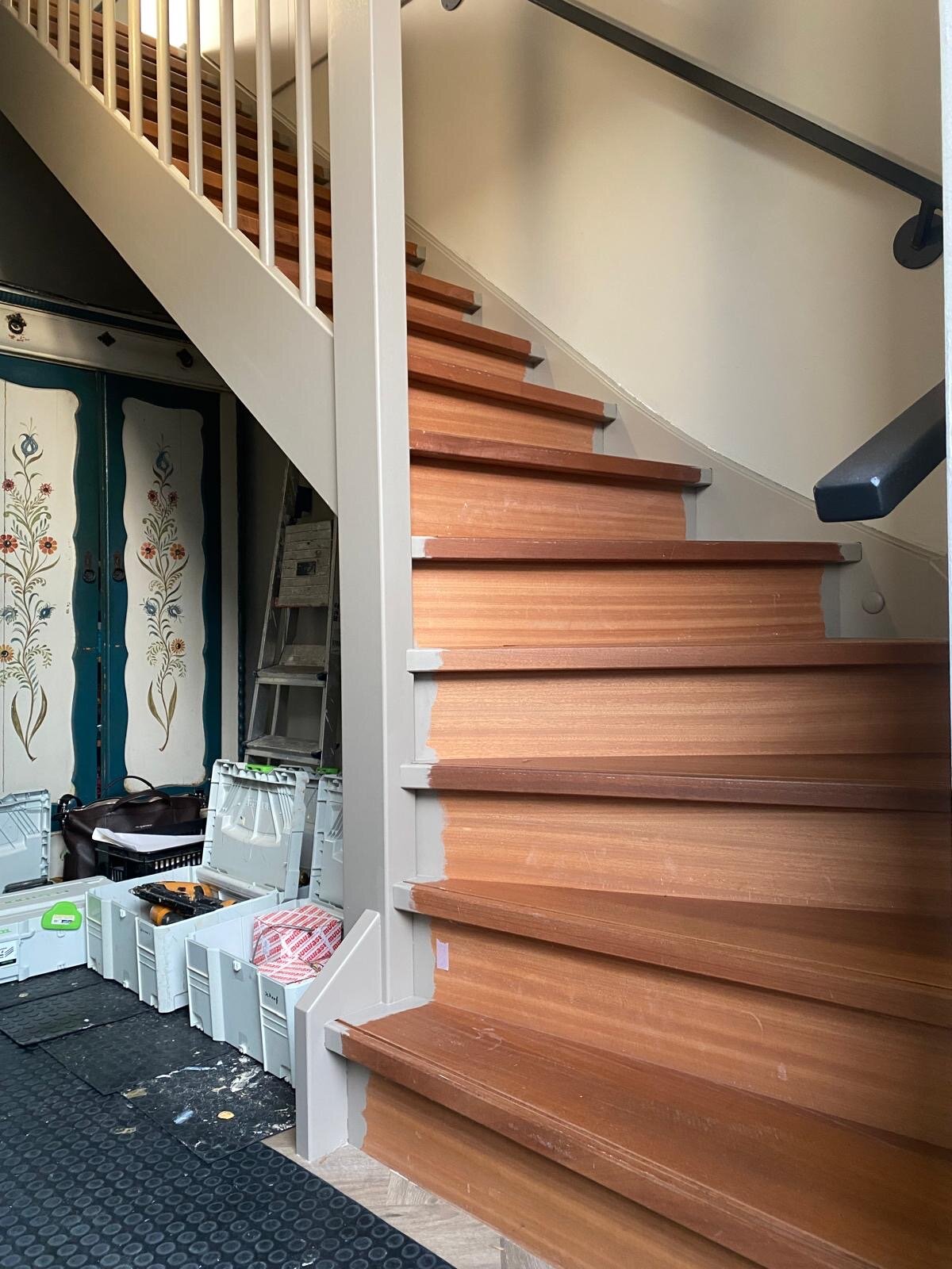Rode hardhouten trap wordt beige, greige met overzettreden van vinyl
