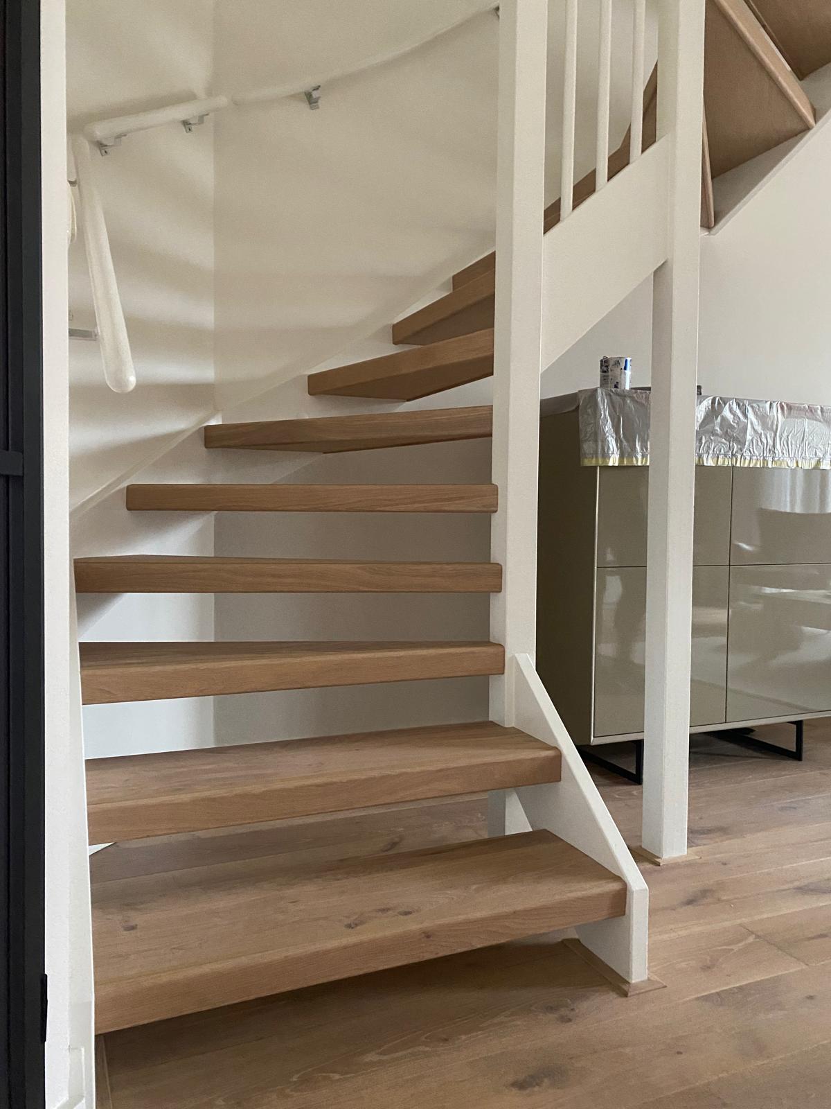 Eiken traprenovatie open nieuwbouwtrap met beige antislipprofiel Wijchen