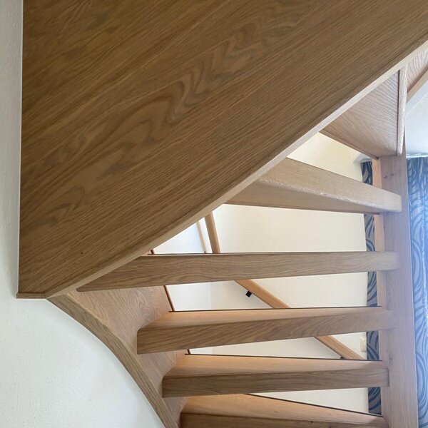 Eikenhouten traprenovatie open trap in Zaltbommel, Den Bosch met landelijke balustrade.jpg