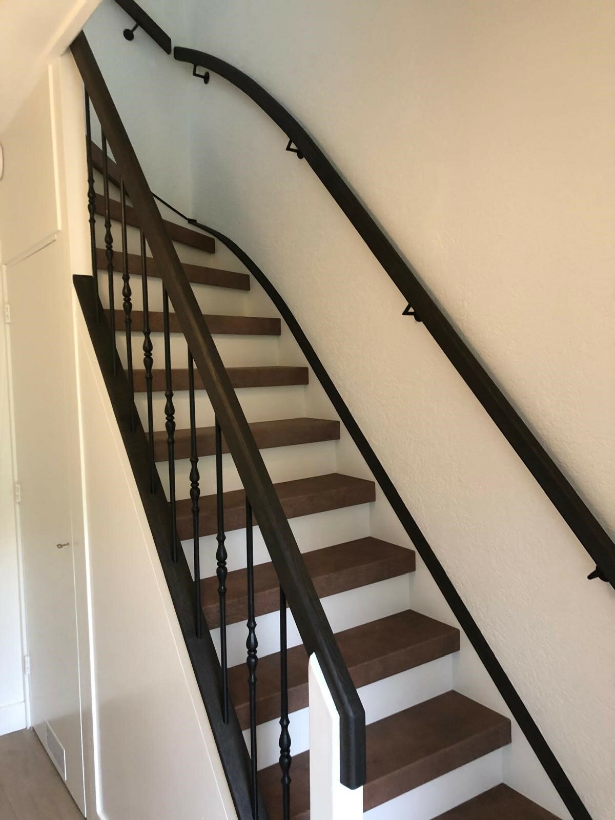 Vinyl overzettreden witte zijwang witte stootbord eiken deklijst eiken leuning eiken balustrade traprenovatie oude trap in stijl.jpg