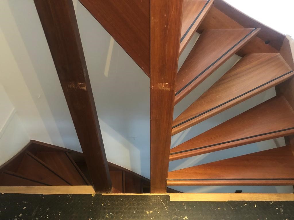 Volledige traprenovatie ook nieuwe balustrade, vakwerk, werken met eiken, overzettreden eiken en zwart, moderne stijl.jpg