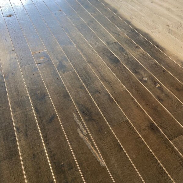 Donkere houten vloer schuren en in lichtere kleur oliën.jpg