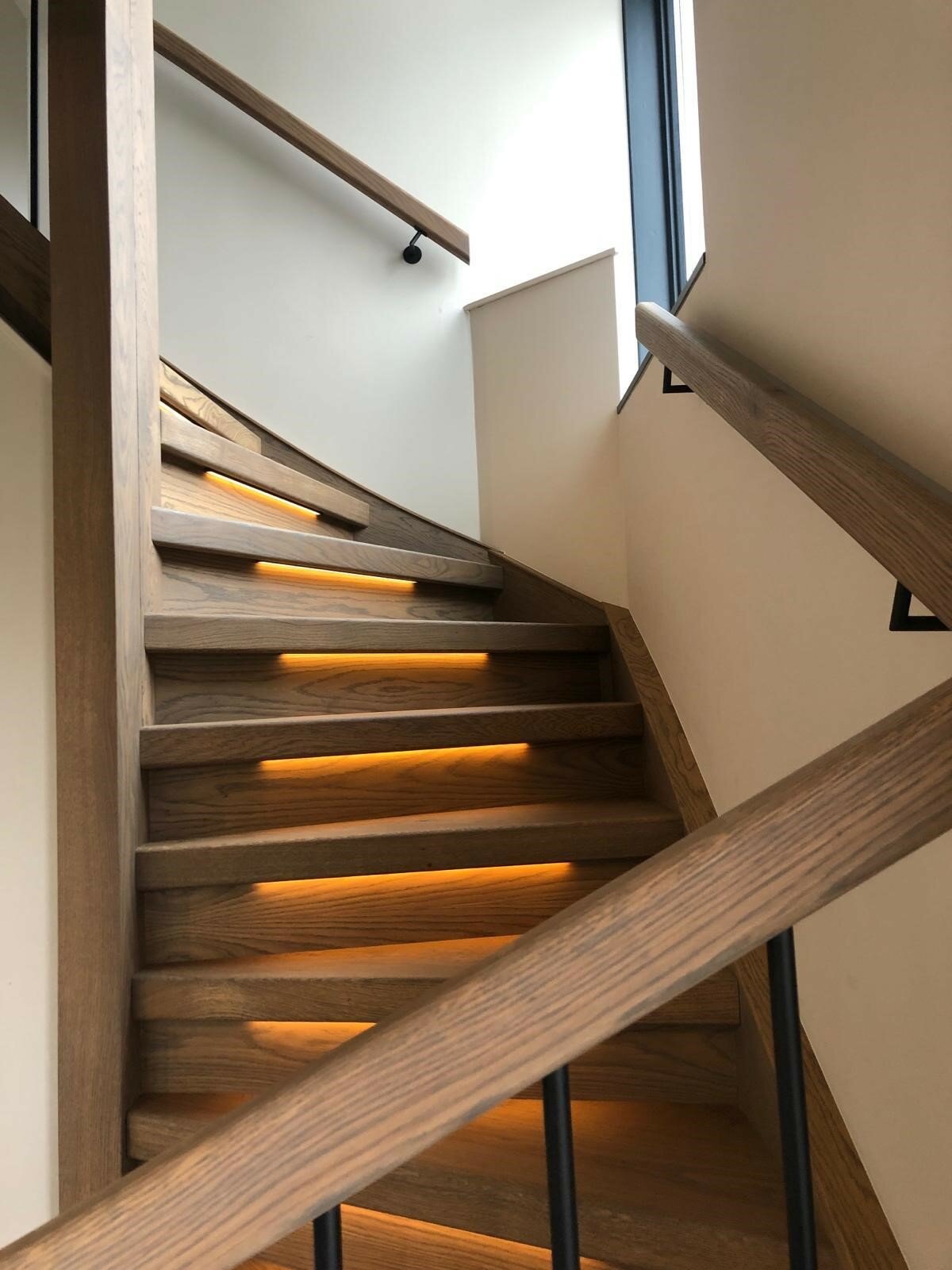 Eiken traprenovatie met LED verlichting op bewegingssensor nieuwe spijlen nieuwe leuningen balustrade.jpg