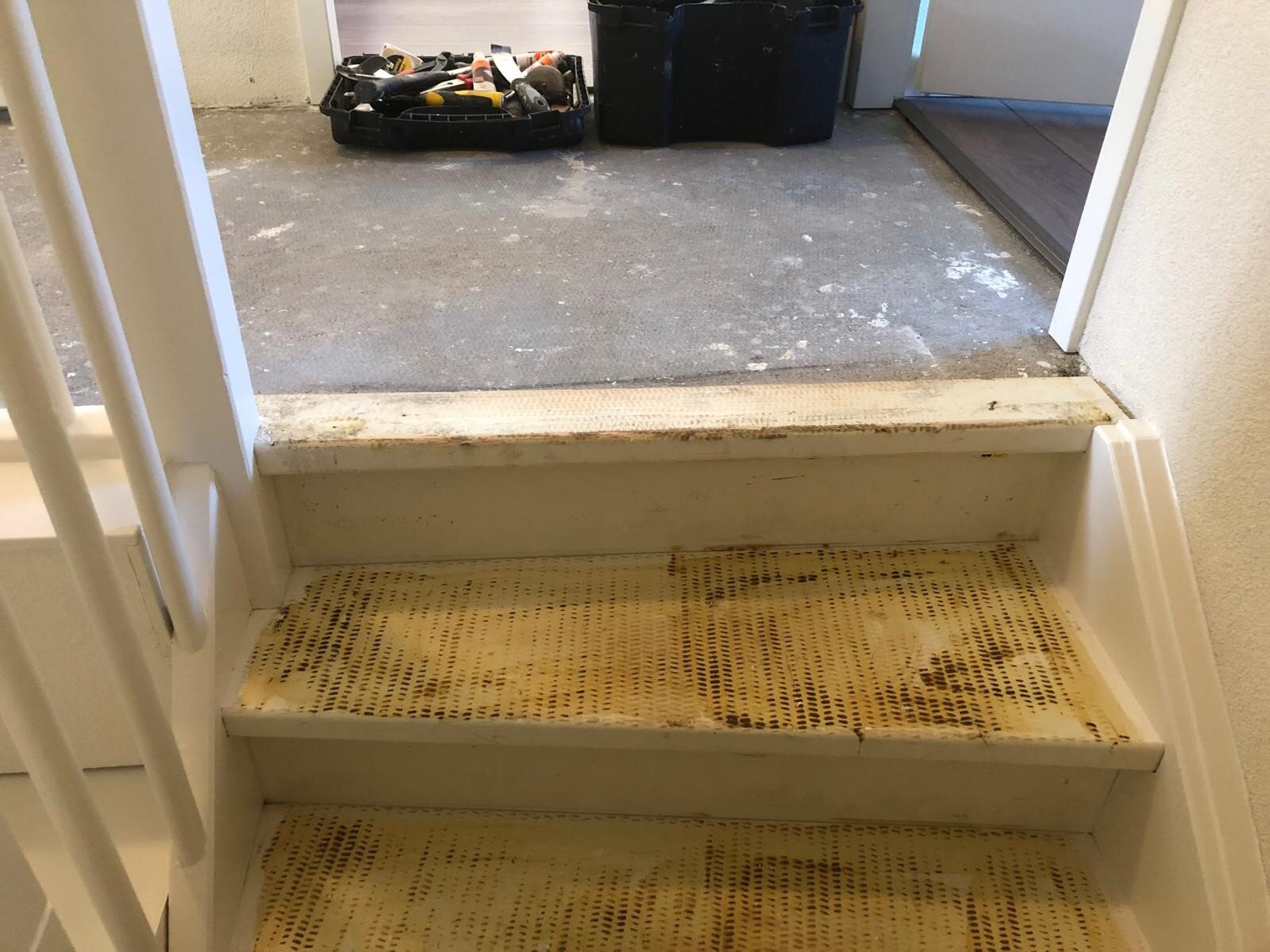 Lederlook traprenovatie antraciet met stootborden led verlichting en vloer op overloop gang.jpg