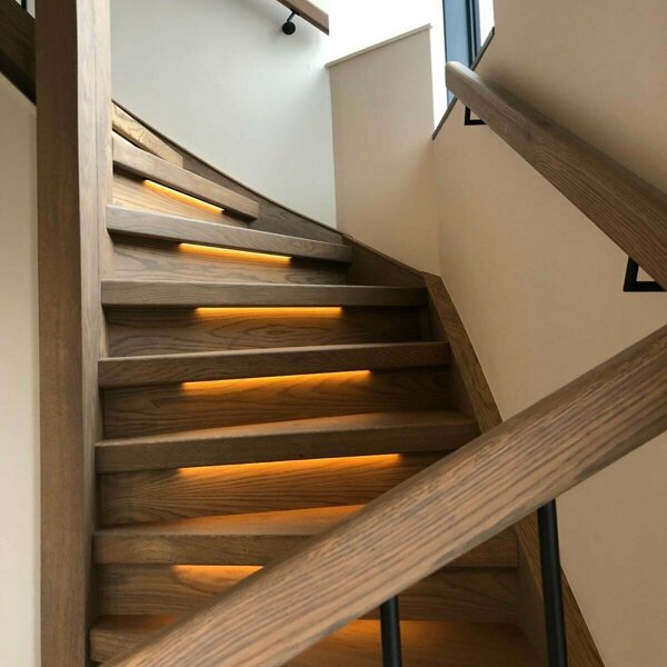 Eiken traprenovatie met LED verlichting op bewegingssensor nieuwe spijlen nieuwe leuningen balustrade.jpg