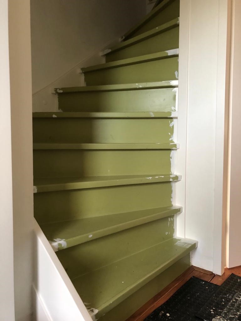 Geschilderde vurenhouten trap wordt eiken trap in warme kleur zonder antislipprofiel strak Zaltbommel Den Bosch.jpg