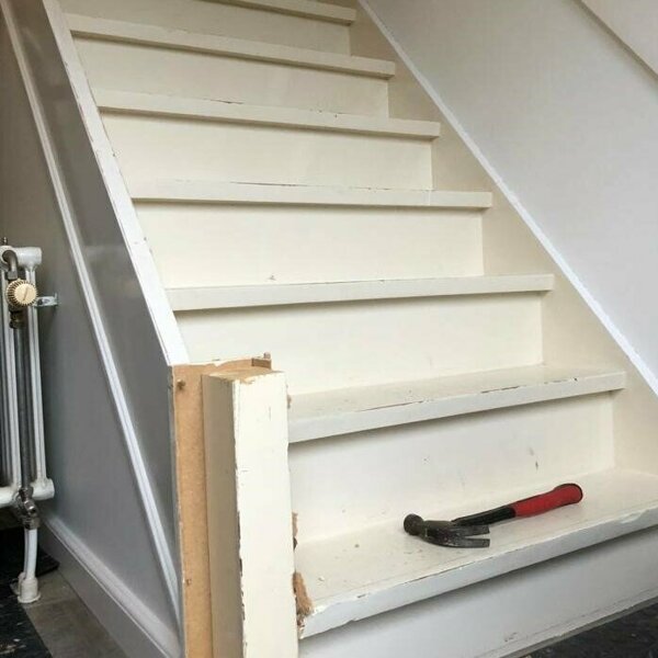 Eiken traprenovatie met balustrade en leuning met spijlen landelijk.jpg