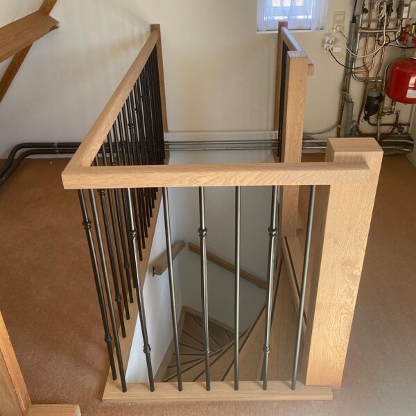 Vurenhouten open trap wordt eikenhouten open trap in Zaltbommel met nieuwe balustrade zwarte spijlen.jpg
