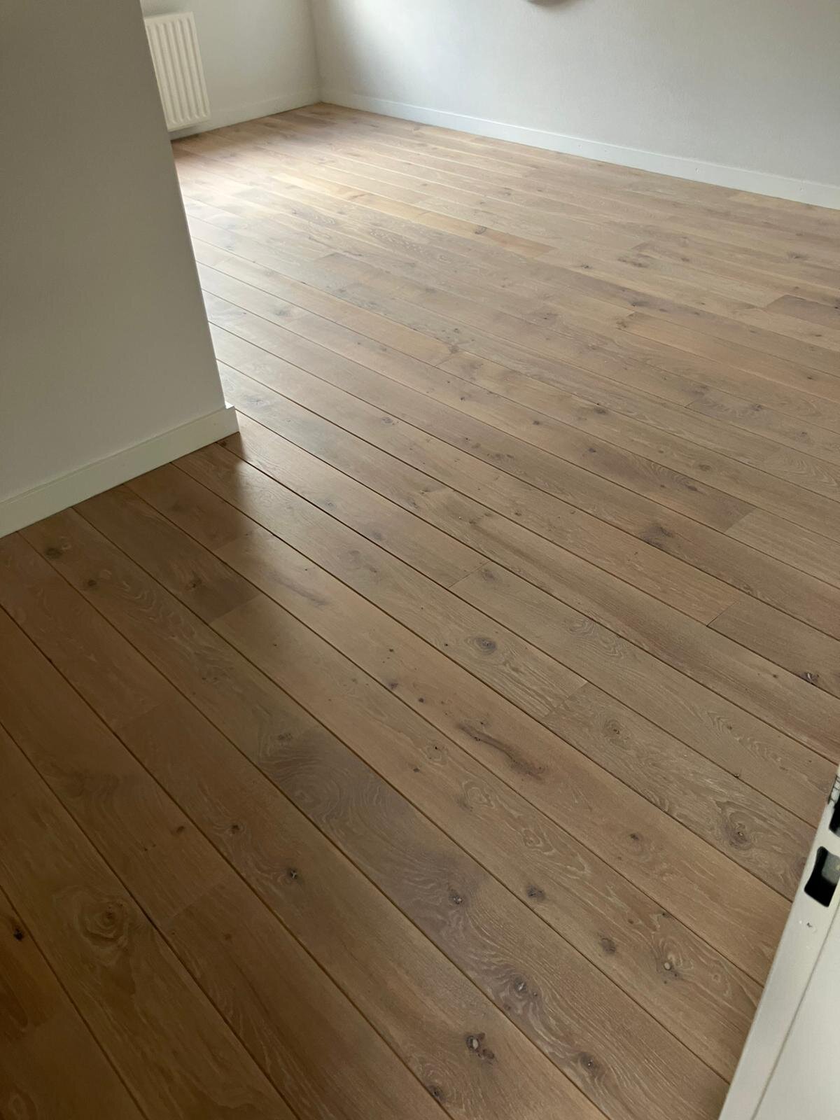 Donker eiken vloer schuren en licht maken.jpg