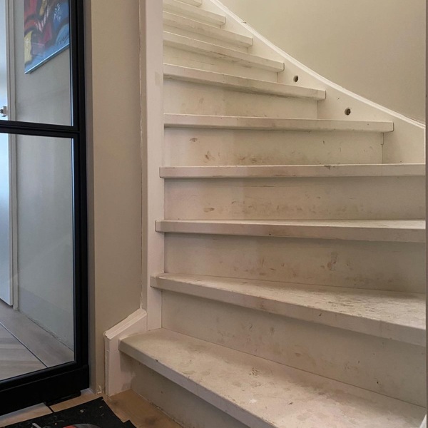 Traprenovatie brons, bronskleur, vinyl traprenovatie, bronzen trap, moderne look Zaltbommel, Den Bosch, 's-Hertogenbosch, Vlijmen, Drunen, Rosmalen.JPG