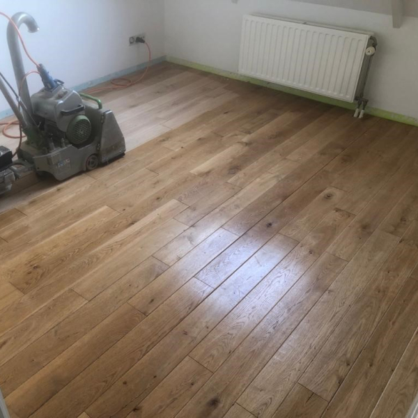 Eiken vloer schuren en zwart oliën in Brakel.jpg