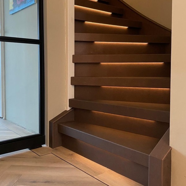 Bronzen traprenovatie met LED-verlichting, brons, bronskleurig, traprenovatie met verlichting, complete traprenovatie Den Bosch, 's-Hertogenbosch, Rosmalen.JPG