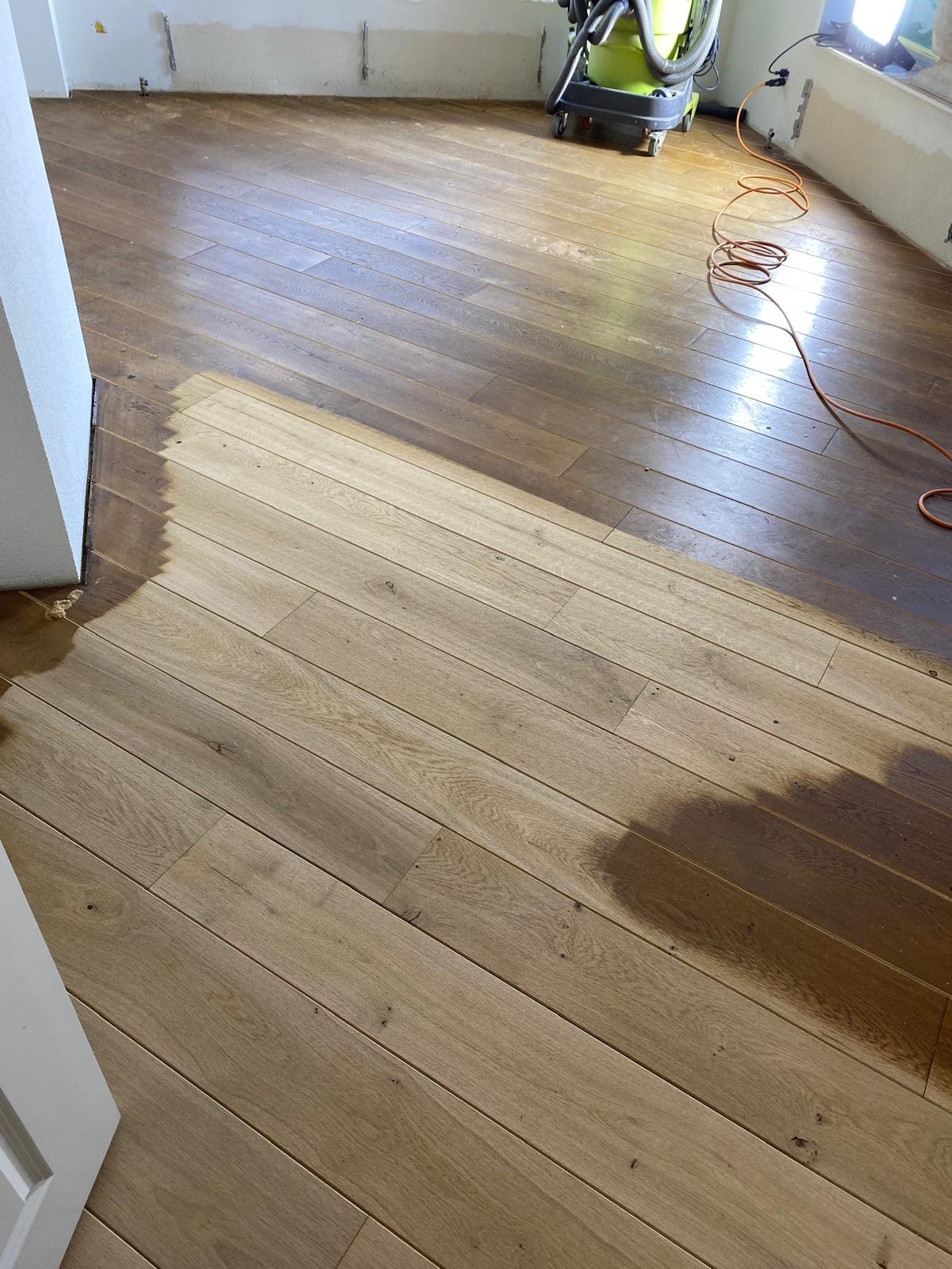 Vergeeld en verkleurd eiken schuren en een lichte kleur geven.JPG