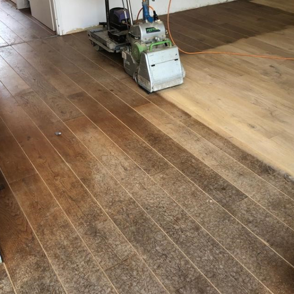 Versleten eiken houten vloer schuren en afwerken met olie vochtplekken Hedel Den Bosch Rosmalen.jpg