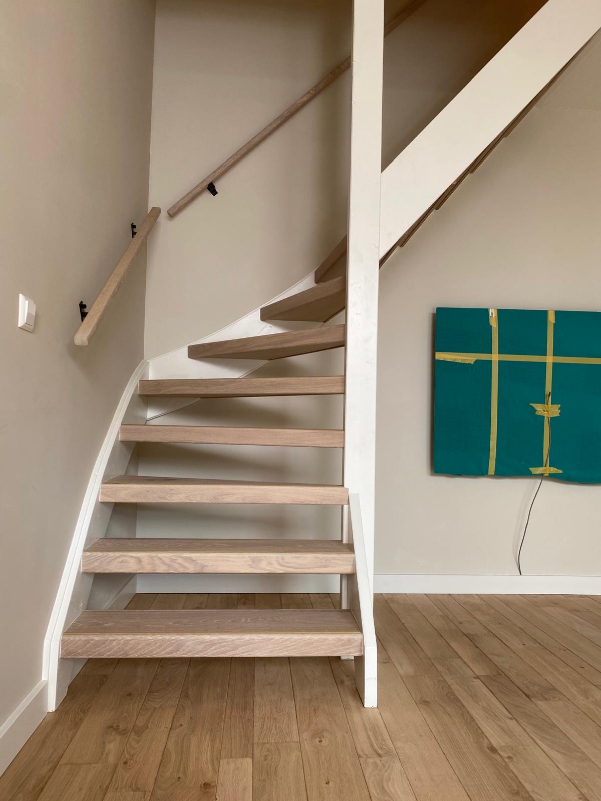 Eiken traprenovatie open trap, eiken parketrenovatie, vloer schuren en whitewashen, Eindhoven.JPG
