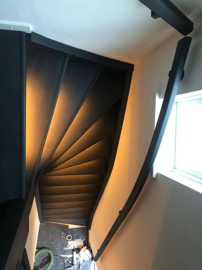 zwart eiken traprenovatie met led verlichting.jpg