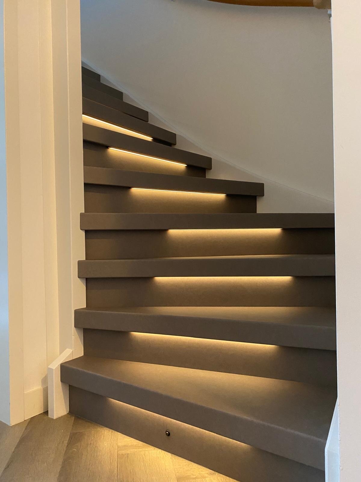 Egale grijsbeige traprenovatie, look van gietvloer, LED verlichting met bewegingssensor.jpg