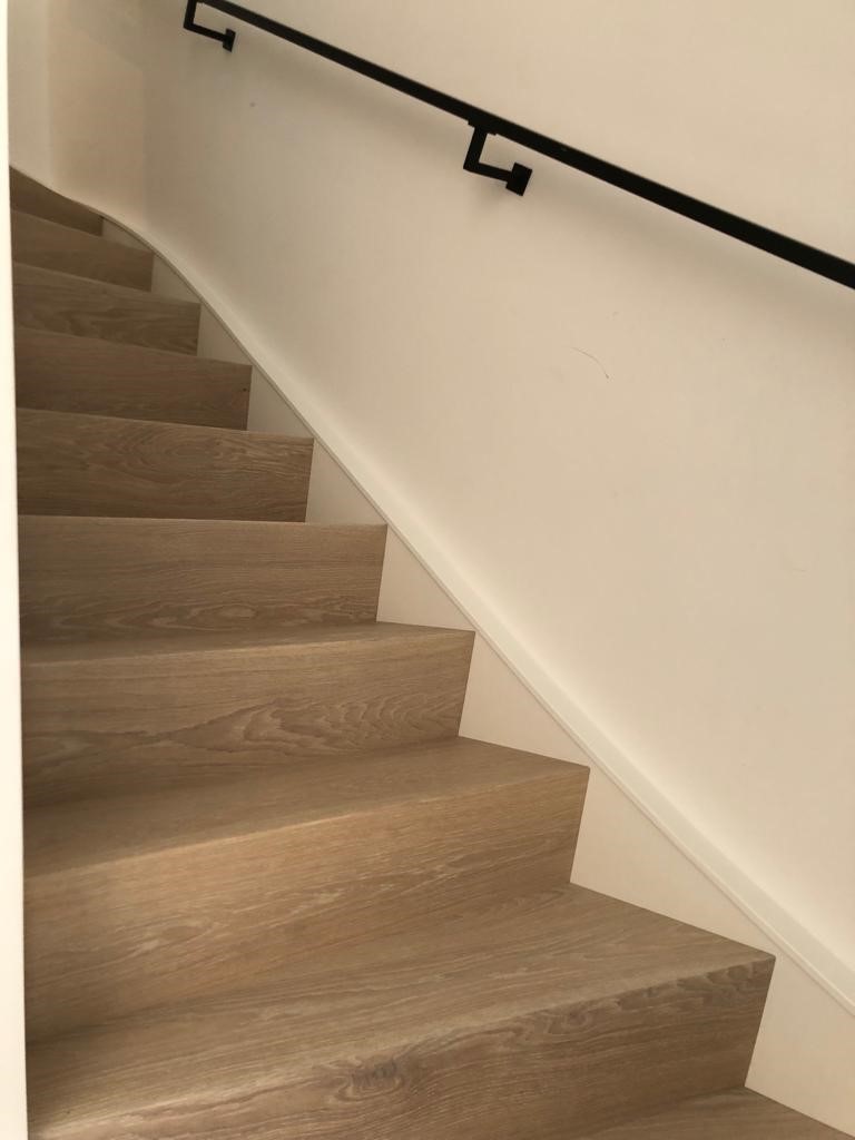 Eiken Z-treden met stalen leuning nieuwbouw woning.jpg