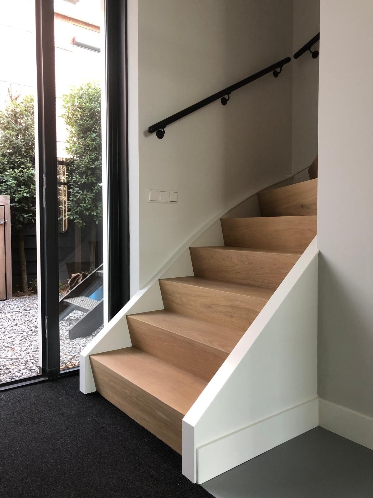Z-trap door traprenovatie, design traprenovatie, bloktreden, z-treden, eikenhout, eiken, Gorinchem, Den Bosch, Zaltbommel.jpg
