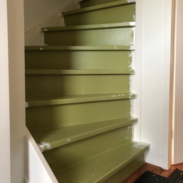 Geschilderde vurenhouten trap wordt eiken trap in warme kleur zonder antislipprofiel strak Zaltbommel Den Bosch.jpg