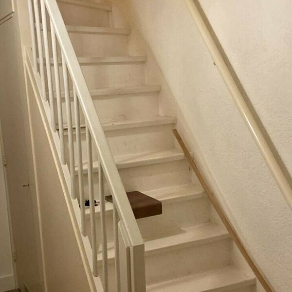 Cortenstaal overzettreden met witte zijwang smeedijzeren balustrade traprenovatie met leuningen Den Bosch.jpg