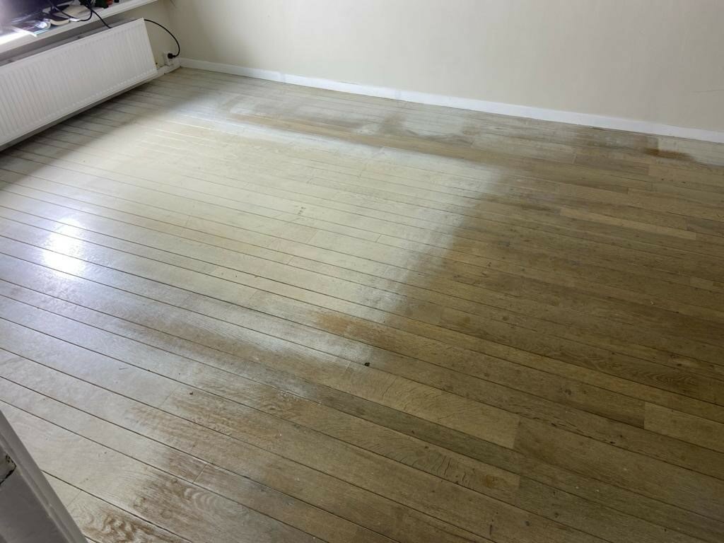 Kleurverschil vloerkleed verwijderen uit houten vloer, schuren van de vloer, schuren en oliën in naturel olie, Breda, Zaltbommel, Den Bosch.jpg