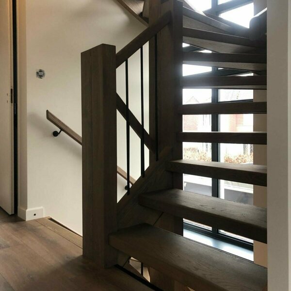 Eiken traprenovatie in dezelfde kleur als de vloer alles eiken trap in landelijke stijl Opheusden.jpg