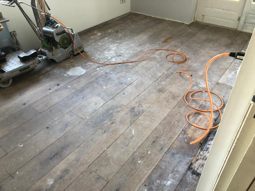 Houten vloer schuren en lichter oliën.jpg