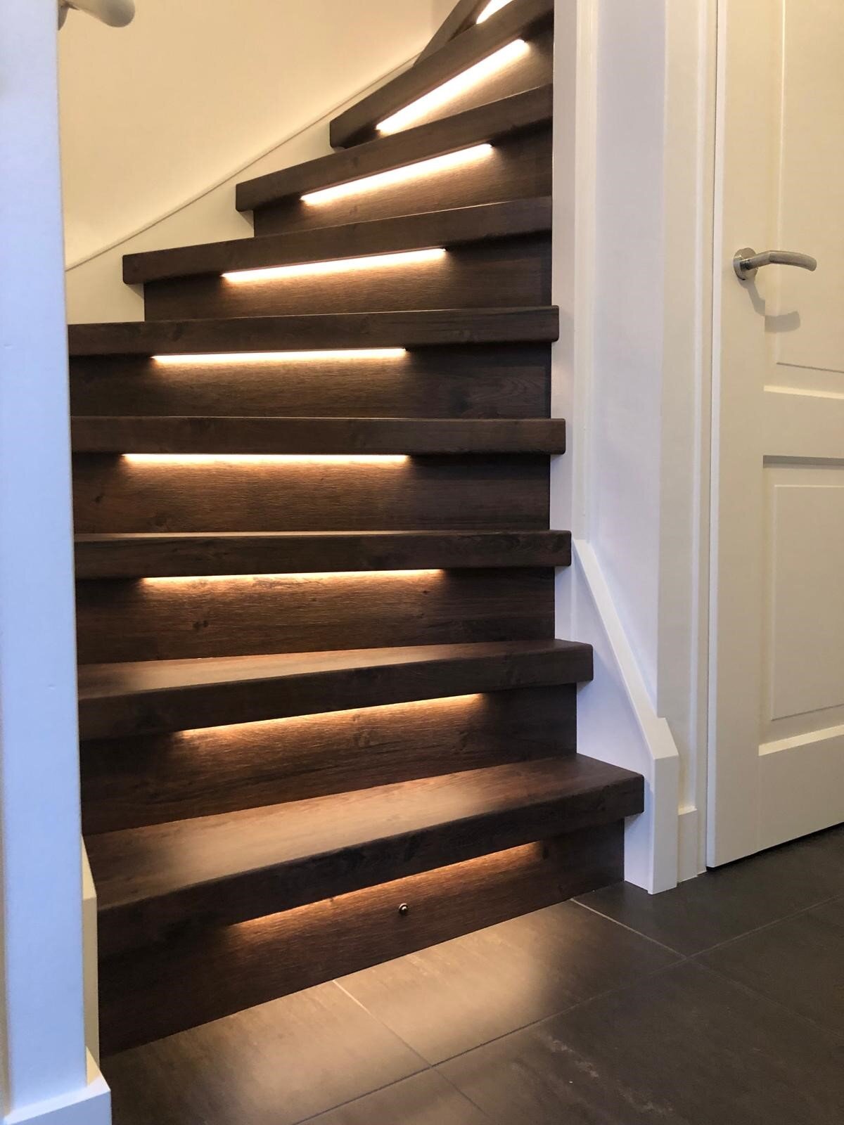 HPL traprenovatie met houtlook overzettreden, witte zijwangen, LED-verlichting op bewegingssensor Zaltbommel.jpg