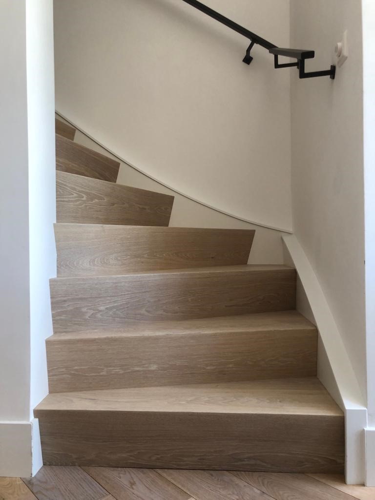 Eiken Z-trap door traprenovatie met zwart stalen leuning en zijwang 9016.jpg