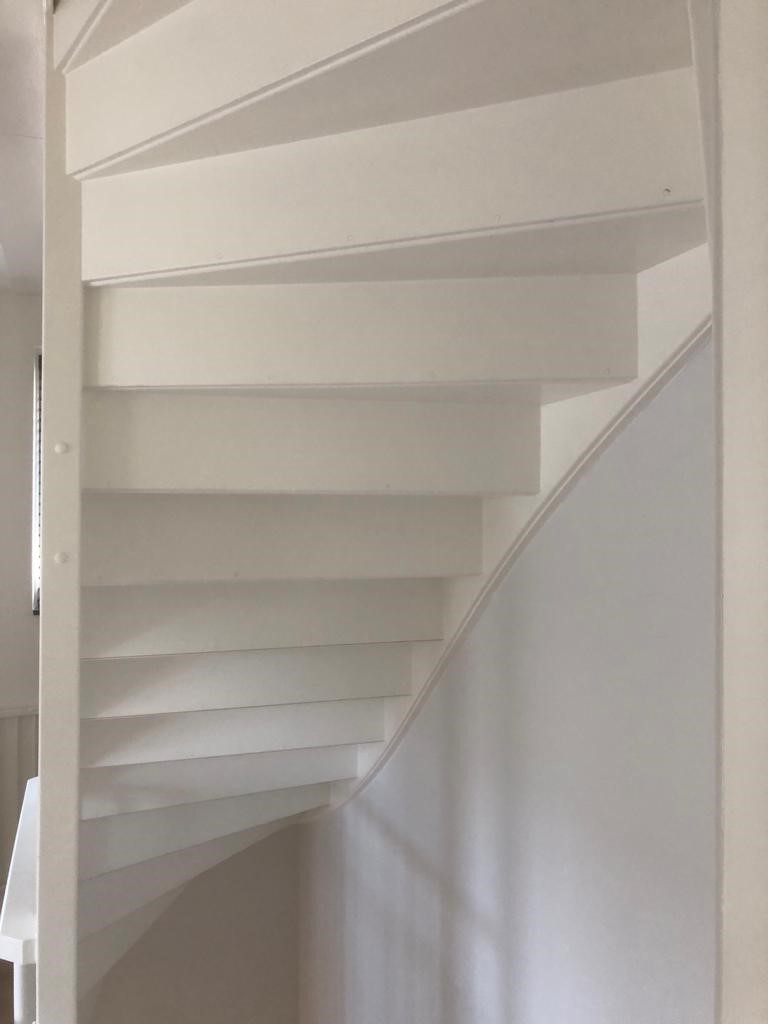 Open trap dichtmaken, eiken treden, witte stootborden, antislip Rosmalen Den Bosch.jpg