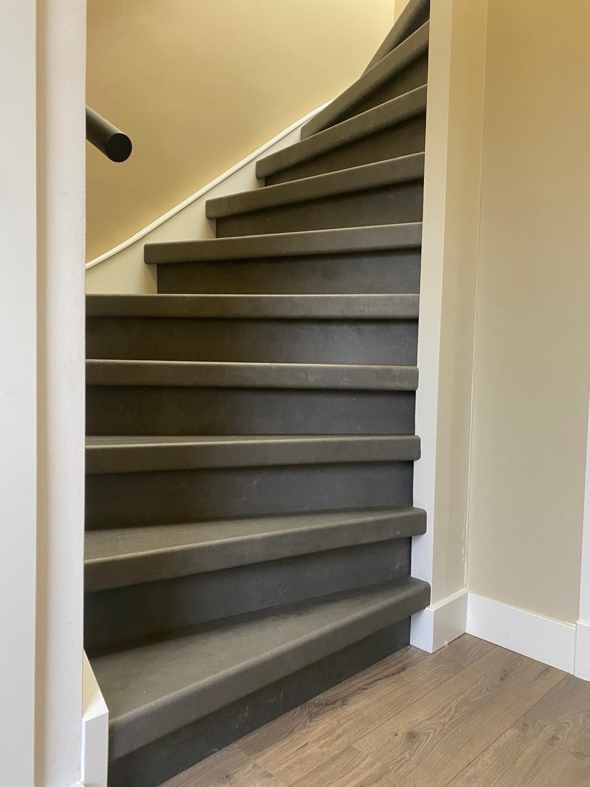 Betonlook traprenovatie, grijs, beige, greige, witte wang, luxury vinyl overzettreden, traprenovatie in Den Bosch Zaltbommel Rosmalen.JPG