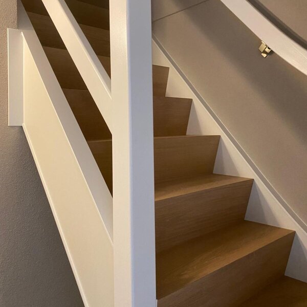 Eiken Z-traprenovatie bloktrap, renovatie, trapbekleding, hout Boxtel