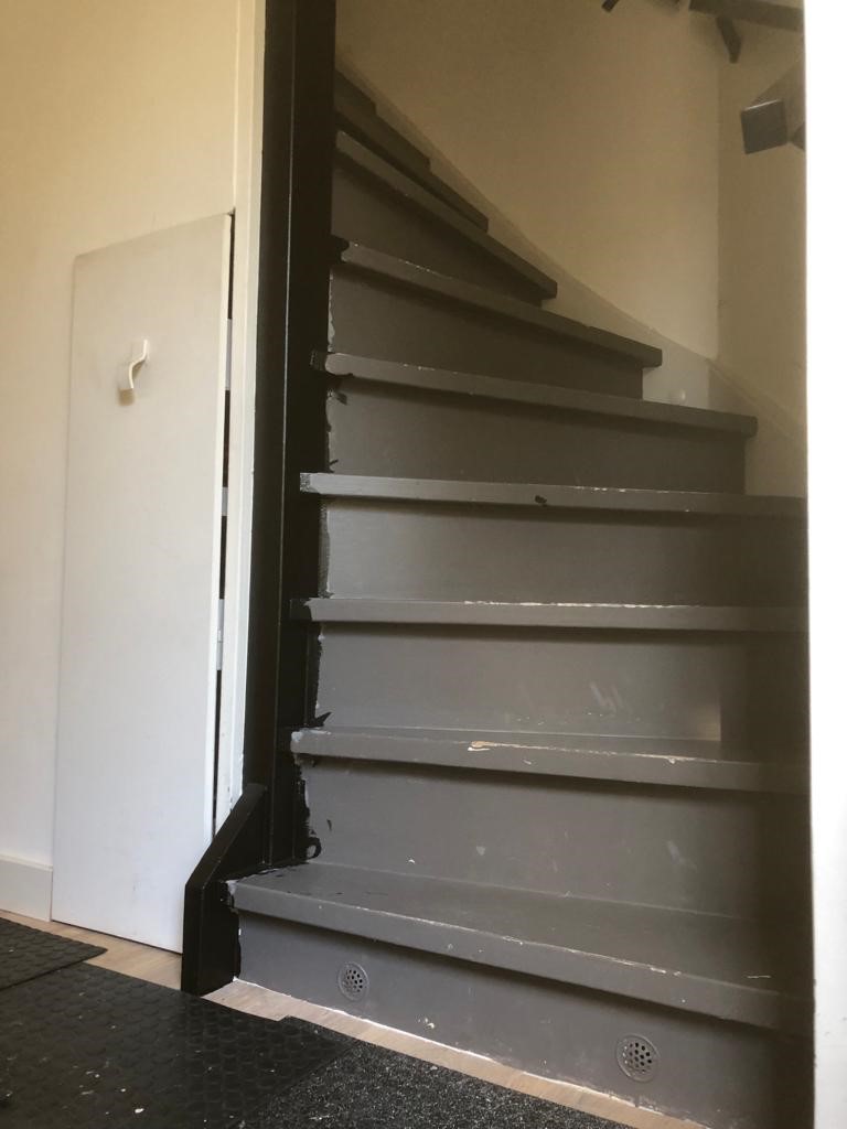 Eiken overzettreden, zwarte zijwang en betonlook stootborden VOOR Waalwijk Drunen Vlijmen Den Bosch.jpg