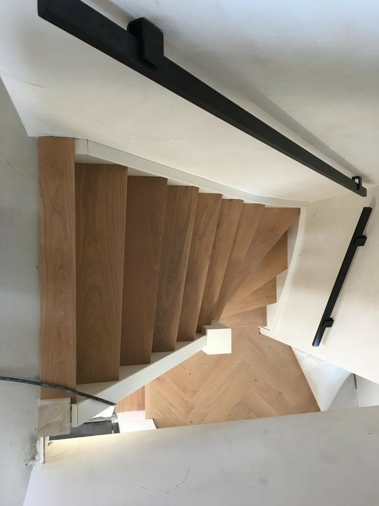 Eiken Z-trap renovatie opknappen met stalen leuningen en visgraat bordes oude trap opknappen.jpg