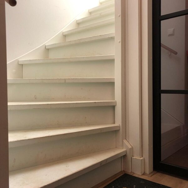 Zwarte pvc traprenovatie houtlook met LED-verlichting en witte zijwangen in Den Bosch, 's-Hertogenbosch, Engelen, Rosmalen.jpg