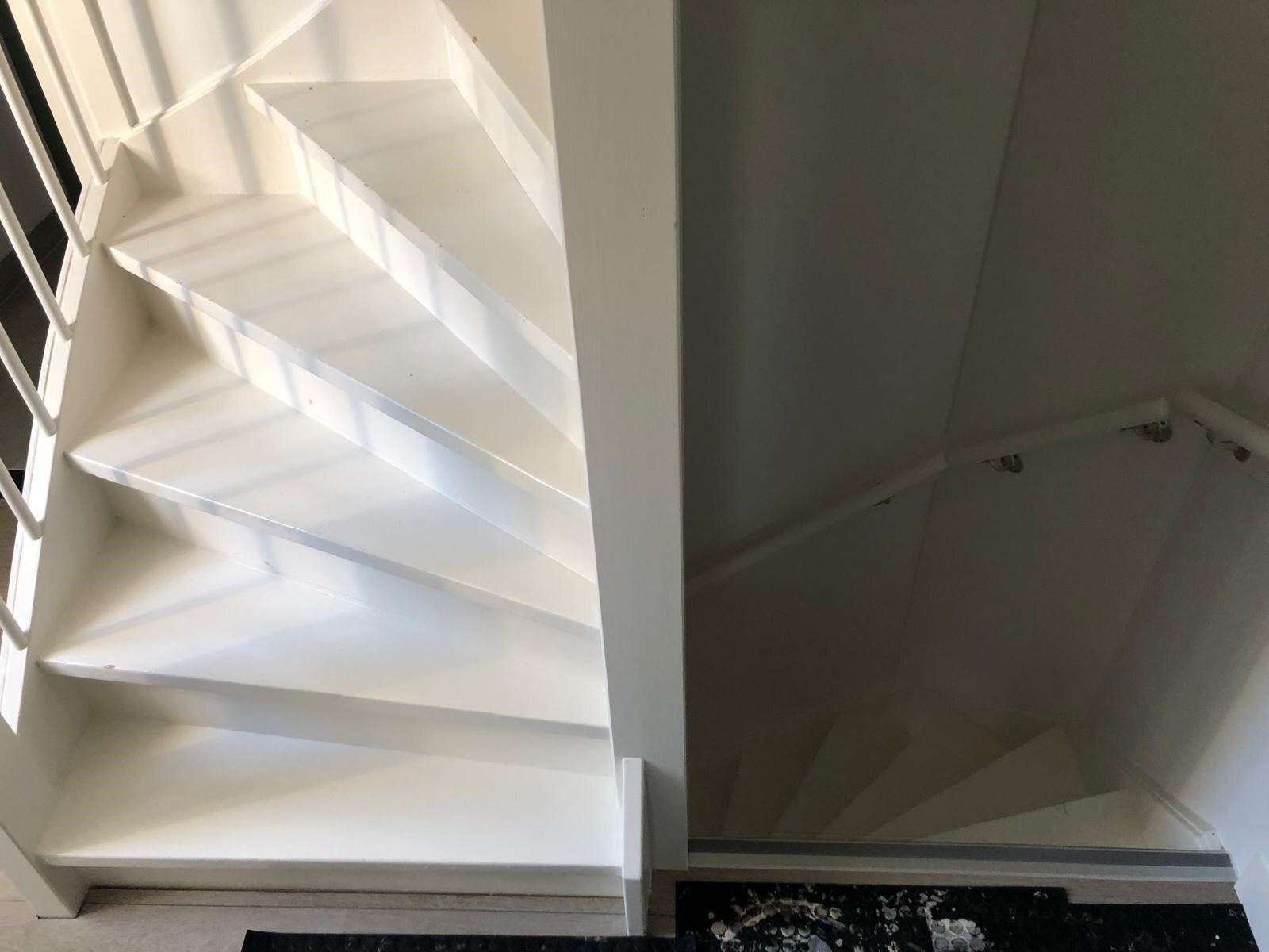 HPL traprenovatie laminaat pvc dichte trap donkerbruin, houtlook, notenhout, met LED Zaltbommel.jpg