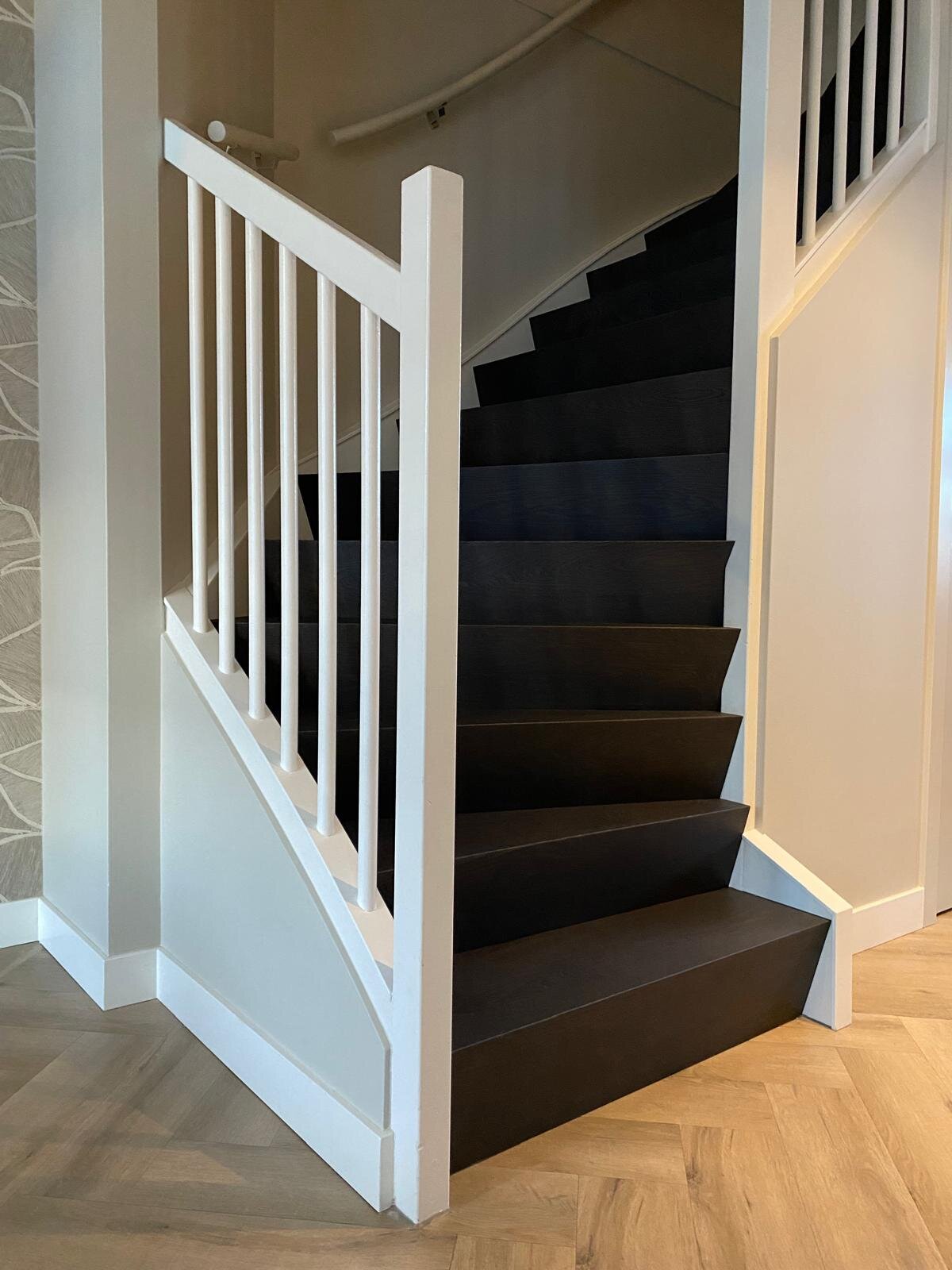 Nieuwbouwtrap met twee draaien wordt eiken Z-trap.jpg