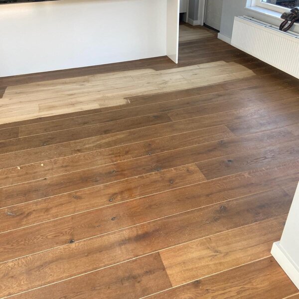 Eiken vloer van oranje naar licht eiken.jpg