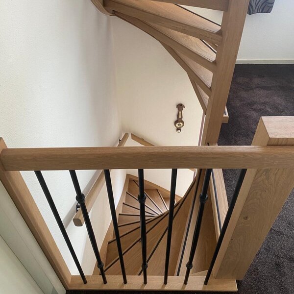 Open vurenhouten trap wordt open eiken trap met landelijke balustrade in Zaltbommel, Den Bosch.jpg