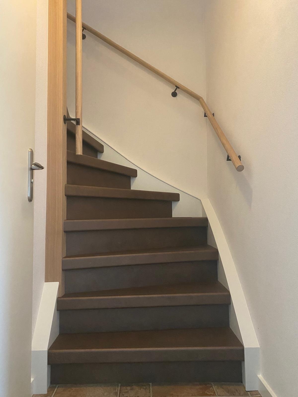 Lederlook traprenovatie met eiken balustrade in Brabant
