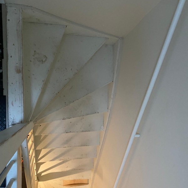 Eiken Z-trap met eiken boom eiken zijwang Vught traprenovatie Den Bosch.JPG