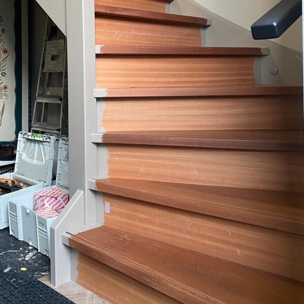 Rode hardhouten trap wordt beige, greige met overzettreden van vinyl