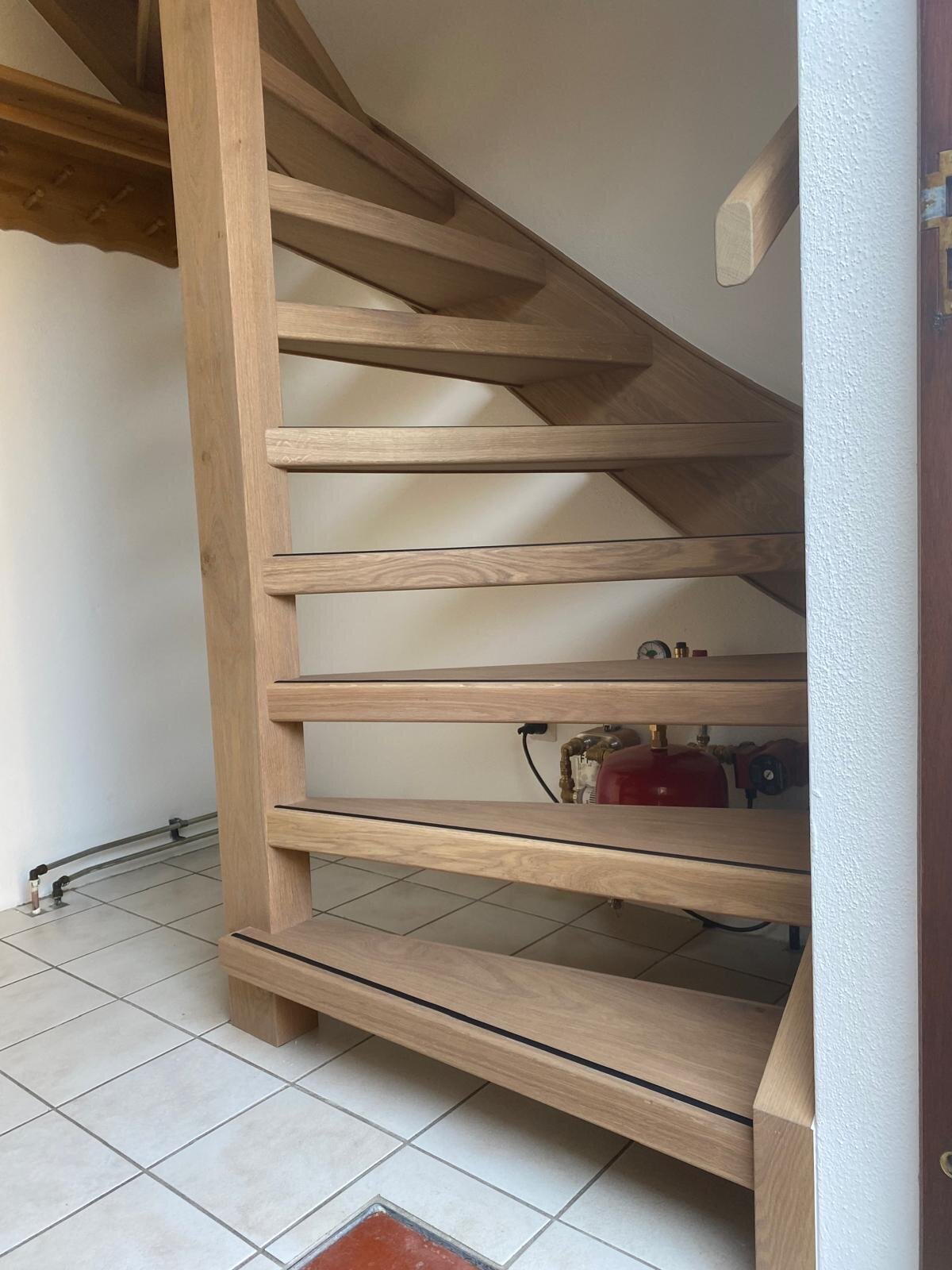 Vurenhouten open trap wordt eikenhouten trap in Zaltbommel, Den Bosch.jpg