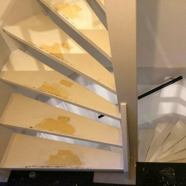 Marmerlook traprenovatie open trap donker marmer antraciet ader vinyl.jpg