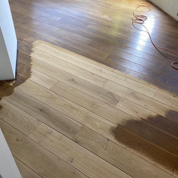 Vergeeld en verkleurd eiken schuren en een lichte kleur geven.JPG