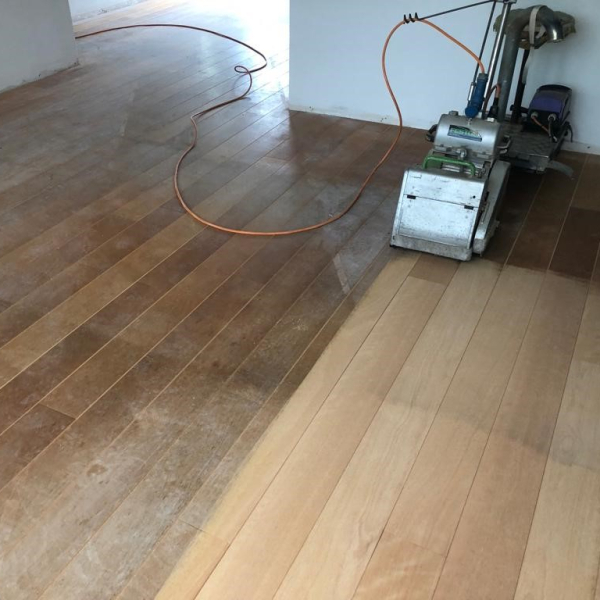 Versleten vloer schuren en opnieuw afwerken in Rosmalen Den Bosch.jpg