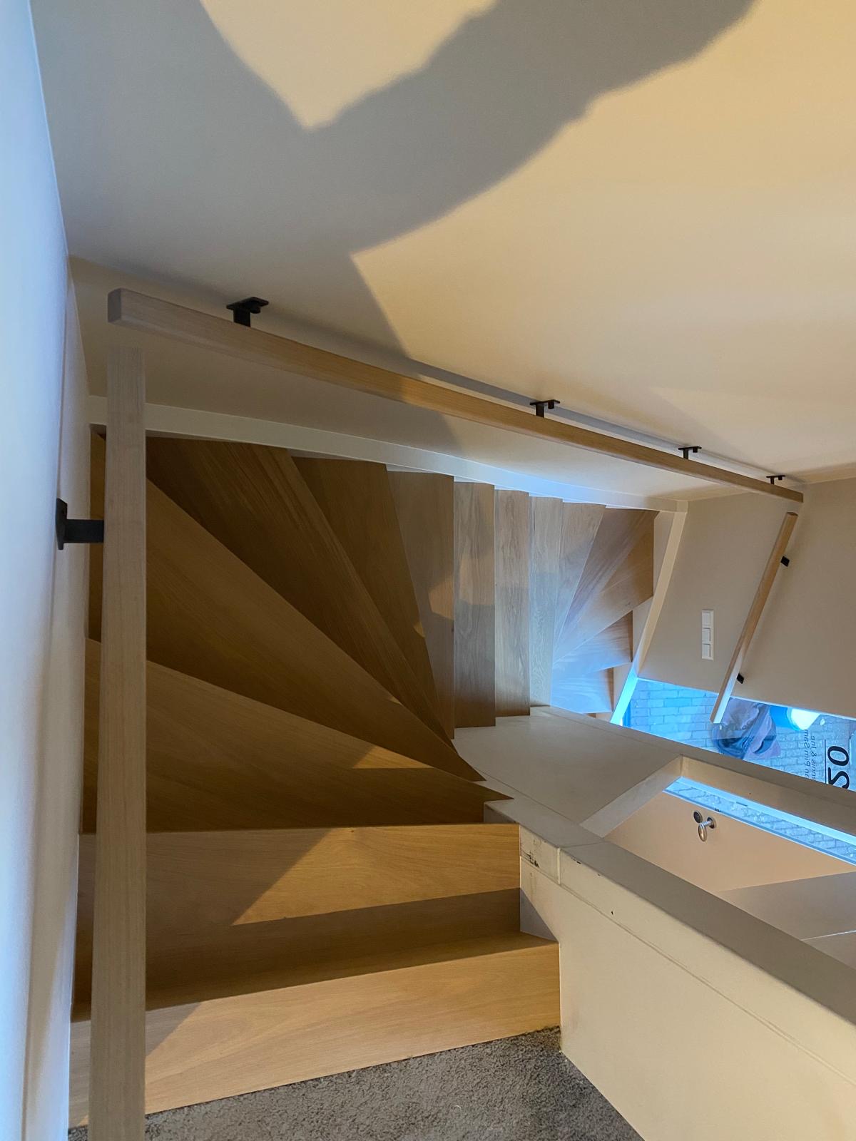 Bovenaanzicht eiken Z-traprenovatie strakke traprenovatie nieuwbouw woning.JPG