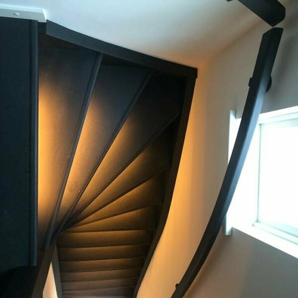 zwart eiken traprenovatie met led verlichting.jpg