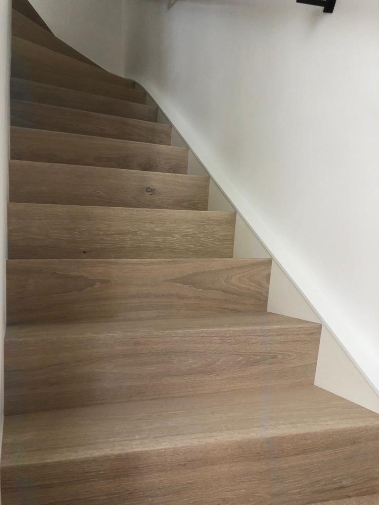Vuren bouwtrap wordt eiken Z-trap door traprenovatie met overzettreden whitewash eikenhout.jpg